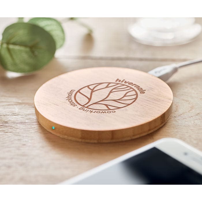 Caricatore wireless in bamboo con luce di ricarica beige - personalizzabile con logo