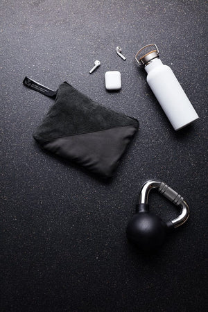 Asciugamano active dry VINGA in RPET GRS nero - personalizzabile con logo