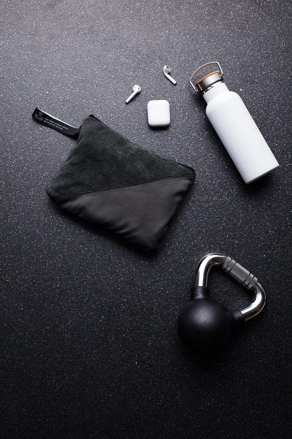 Asciugamano active dry VINGA in RPET GRS nero - personalizzabile con logo