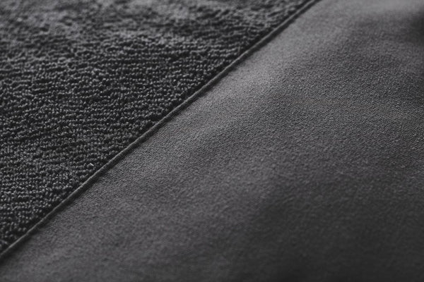Asciugamano active dry VINGA in RPET GRS nero - personalizzabile con logo