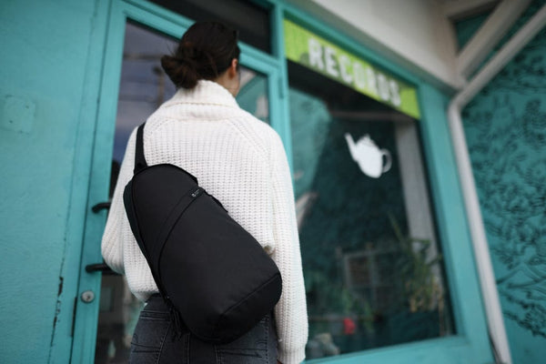 Borsa a tracolla Renew in rPET AWARE™ - personalizzabile con logo