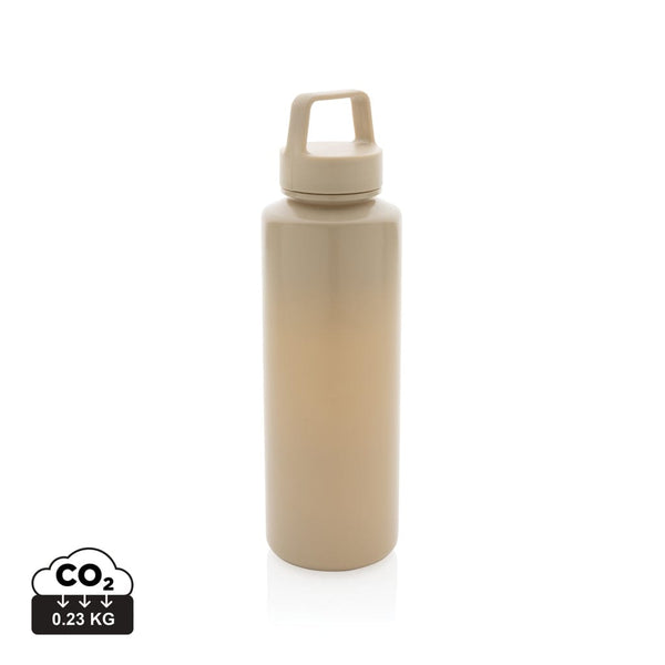 Bottiglia con manico in RPPRCS marrone - personalizzabile con logo