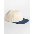 Cappellino Contrast Flat Peak 6 Panel Cap natural/navy - personalizzabile con logo