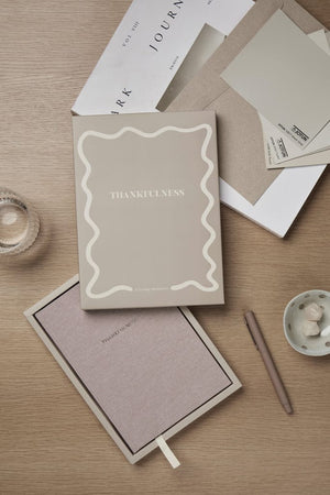 Diario VINGA Thankfulness in carta riciclata GRS beige - personalizzabile con logo