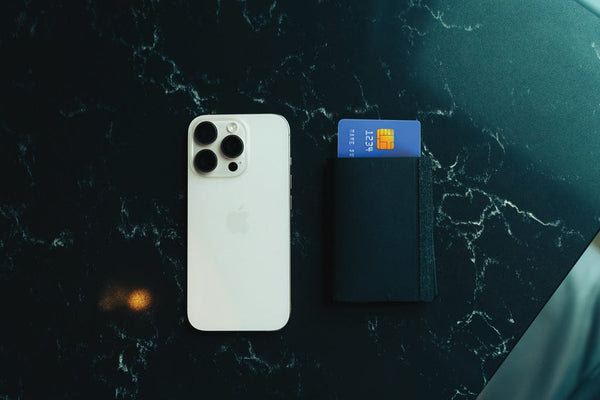 Porta carte di credito Seekcard rintracciabile in rPET RCS nero - personalizzabile con logo