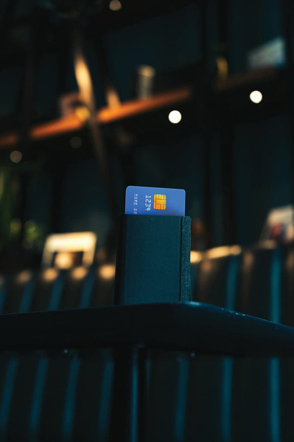 Porta carte di credito Seekcard rintracciabile in rPET RCS nero - personalizzabile con logo