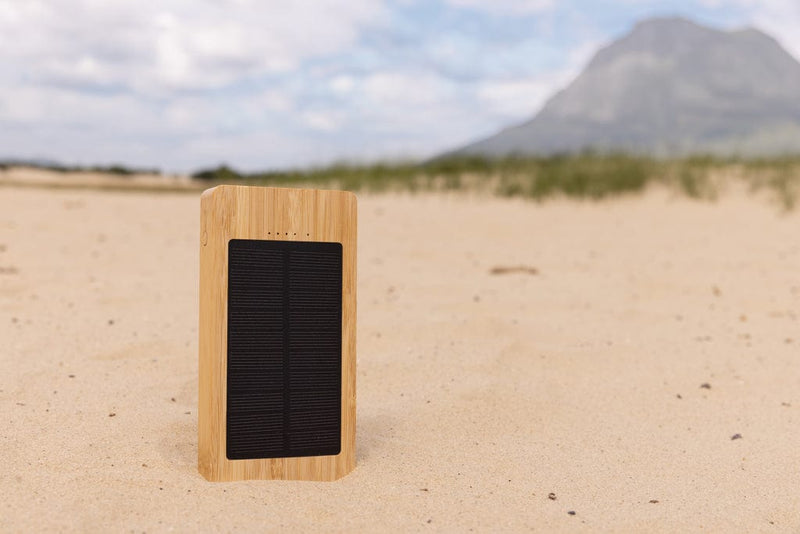 Powerbank solare 10.000 mAh in bambù marrone - personalizzabile con logo