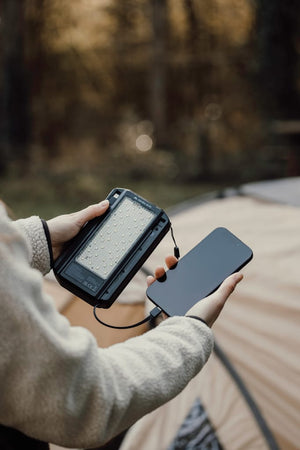 Powerbank solare 10.000mAh Nordic Drift Titan con 3 pannelli nero - personalizzabile con logo