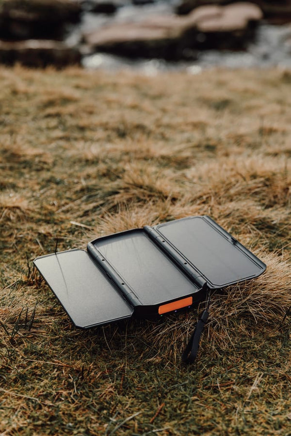 Powerbank solare 10.000mAh Nordic Drift Titan con 3 pannelli nero - personalizzabile con logo