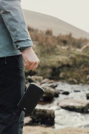 Powerbank solare 10.000mAh Nordic Drift Titan con 3 pannelli nero - personalizzabile con logo
