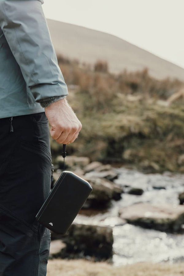Powerbank solare 10.000mAh Nordic Drift Titan con 3 pannelli nero - personalizzabile con logo