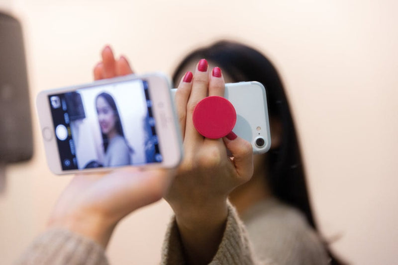 Supporto per smartphone Stick & Hold Colore: viola, nero, rosso, blu, giallo, verde, arancione €1.24 - P324.770
