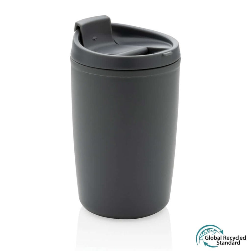Tazza in PP riciclato GRS con tappo 300ml grigio scuro - personalizzabile con logo