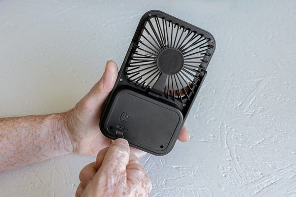 Ventilatore ricaricabile da tavolo Aervina uin rPlastica RCS - personalizzabile con logo